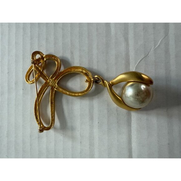 Vintage Coro Gold Tone Bow Brooch with Faux Pearl Drop – Signed Costume Jewelry - Picture 4 of 6
